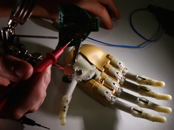 Mana bionica, inventata de un student roman